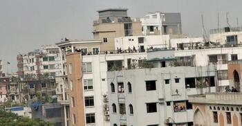 খালেদা জিয়ার জানাজায় ভবনের ছাদেও অংশ নেন অনেকে