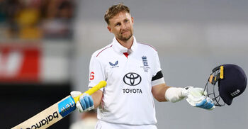 রেকর্ডগড়া সেঞ্চুরিতে ইংল্যান্ডকে একাই টানছেন রুট