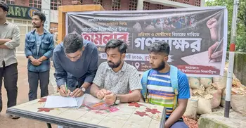 লাইব্রেরিতে হামলার বিচার দাবিতে রাবি ছাত্রদলের গণস্বাক্ষর কর্মসূচি