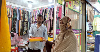 ৮ বছর ধরে হেঁটেই রান্না করা খাবার বিক্রি করেন রুবি আক্তার