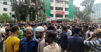 ব্যাটারিচালিত রিকশাচালকদের বিক্ষোভ-ভাঙচুর, ডিসির কার্যালয় ঘেরাও