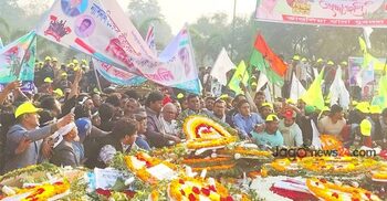 ফুলে ফুলে ভরে গেছে স্মৃতিসৌধের বেদি