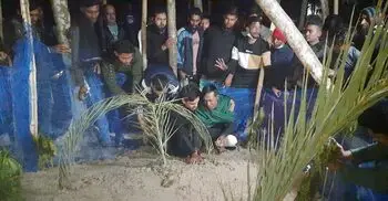 স্ত্রী-সন্তানের কবরের মাটি ছুঁয়ে অঝোরে কাঁদলেন সাদ্দাম, চাইলেন বিচার