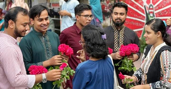 শিক্ষার্থীদের গোলাপ দিয়ে প্রচারণা শুরু করলেন সাদী
