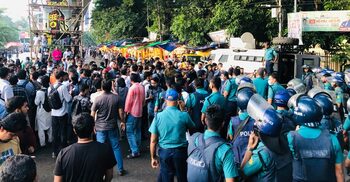 শাহবাগে অবরোধ, পুলিশের সঙ্গে আন্দোলনকারীদের ধাক্কাধাক্কি