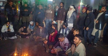 বৈষম্যবিরোধী নেতা মাহাদীর মুক্তি দাবিতে শাহবাগে অবস্থান