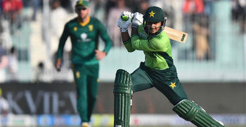 তিন হাফ সেঞ্চুরিতে বিশাল সংগ্রহ পাকিস্তানের