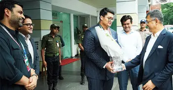 খেলা দেখতে এলেন বাবা, ফুল দিয়ে বরণ করলেন ছেলে