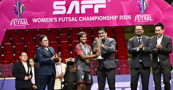 সাবিনাদের হাতে ট্রফি তুলে দিলেন কাজী সালাউদ্দিন