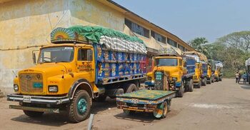 বন্ধ বাফার গোডাউনের লোড-আনলোড, অপেক্ষায় সারবোঝাই অর্ধশত ট্রাক