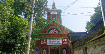 নজর কাড়ছে কেদারনাথ মন্দিরের আদলে তৈরি প্লাস্টিক বোতলের গেট