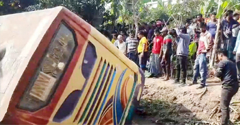 সাতক্ষীরায় বাস-ট্রাকের মুখোমুখি সংঘর্ষ, আহত ৩০