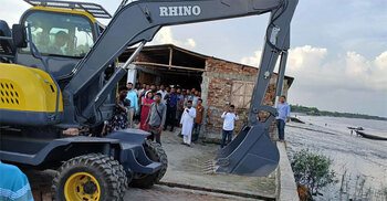 সাতক্ষীরায় নদীতীরের অবৈধ স্থাপনা উচ্ছেদ, তিন লাখ টাকা জরিমানা