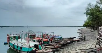 নদীর পাড় যেন মৃত্যুকূপ, নৌকায় উঠতে ‘সার্কাস’