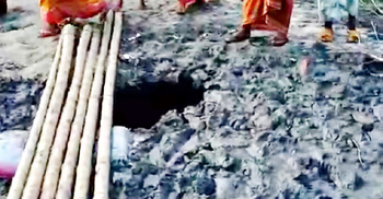 চুনা নদীর বাঁধে অবৈধ স্লুইস গেট, ভাঙনের শঙ্কা