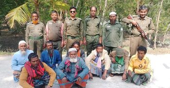 সুন্দরবন থেকে ৮ জেলে আটক, বনকর্মীদের হুমকি