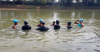 মুন্সিগঞ্জে অর্ধশতাধিক শিশু-কিশোরকে সাঁতার শেখাচ্ছে প্রশাসন