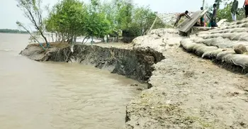 খোলপেটুয়ার বেড়িবাঁধে ভাঙন, আতঙ্কে কাকবাসিয়ার মানুষ