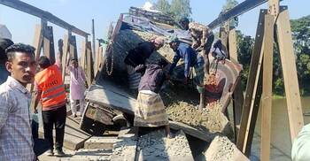 বেইলি সেতুর পাটাতন ভেঙে ঝুলে আছে ট্রাক, যোগাযোগ বন্ধ