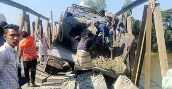 বেইলি সেতুর পাটাতন ভেঙে ঝুলে আছে ট্রাক, যোগাযোগ বন্ধ