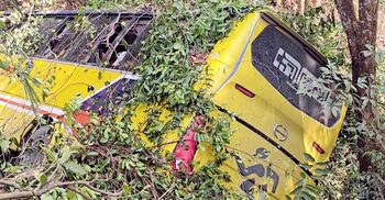 বান্দরবানে পর্যটকবাহী বাস খাদে পড়ে নারীসহ আহত ১৭