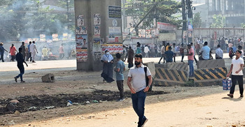 চার কারখানায় শ্রমিক বিক্ষোভ, নবীনগর-চন্দ্রা মহাসড়ক অবরোধ