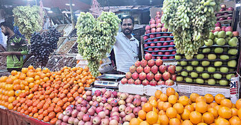 যুদ্ধের অজুহাতে আবার চড়া ফলের বাজার