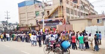 লাঠি হাতে চাকরি দাবি, ষড়যন্ত্র বলছেন শ্রমিক নেতারা