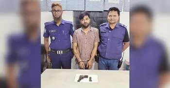 কম্বলের নিচ থেকে বিদেশি পিস্তল উদ্ধার, যুবক গ্রেফতার