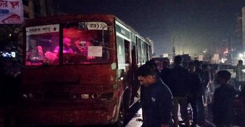 সাভারে মহাসড়কের পাশে থেমে থাকা বাসে আগুন