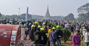 বিজয় উদযাপনে স্মৃতিসৌধে জনতার ঢল