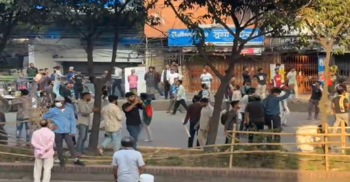 সকাল পেড়িয়ে সন্ধ্যা এখনো থমথমে অবস্থা ধানমন্ডিতে