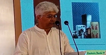 কথা বলছেন শিল্প উপদেষ্টা আদিলুর রহমান খান