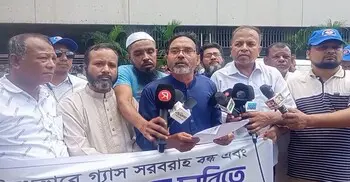 নিরবিচ্ছিন্ন গ্যাসের দাবিতে পেট্রোবাংলায় সিএনজি চালকরা