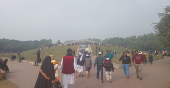 খালেদা জিয়ার কবর জিয়ারতে বিভিন্ন শ্রেণি-পেশার মানুষ!
