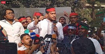 শেখ হাসিনার রায় ঘোষণার পরে টিএসসিতে উৎসুক জনতার প্রতিক্রিয়া