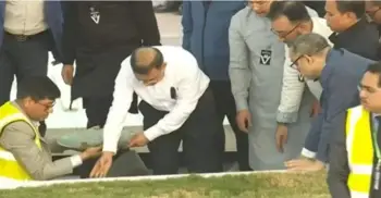 মা খালেদা জিয়ার মরদেহ কবরে নামালেন তারেক রহমান