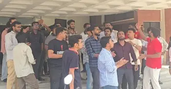 প্রক্টরের পদত্যাগের দাবিতে প্রশাসনিক ভবনে তালা, অবরুদ্ধ উপাচার্য