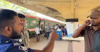 ট্রেনের ছাদে ওঠায় যাত্রীকে কান ধরালো পুলিশ