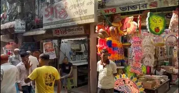 চৈত্র সংক্রান্তির আবহে পূজা ও কেনাকাটায় সরগরম শাঁখারিবাজার