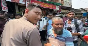 নম্বরপ্লেটহীন বাইক পার্কিং নিয়ে পুলিশের সঙ্গে তর্কে জড়ালেন চালক