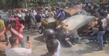 ভারতে চলন্ত গাড়ির ওপর ধসে পড়লো মেট্রোরেলের পিলার, নিহত ১