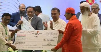 পুরোহিত, বিহার অধ্যক্ষ ও যাজকদের হাতে সম্মানি তুলে দিলেন প্রধানমন্ত্রী