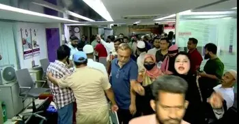 আমানত ফেরত-হেয়ারকাট বাতিলের দাবিতে খাতুনগঞ্জে বিক্ষোভ, ব্যাংকে তালা