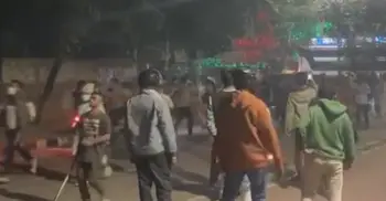 রড, শাবল নিয়ে ধানমন্ডি-৩২ এ বিক্ষুব্ধ ছাত্র-জনতার প্রবেশ