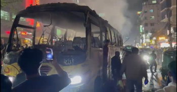 বাড্ডা হুসাইন মার্কেটের সামনে চলন্ত পরিবহনে আগুন