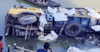 মানিকগঞ্জে নদীতে উল্টে পড়লো সারবোঝাই ট্রাক