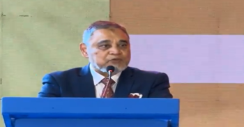 কথা বলছেন প্রধান নির্বাচন কমিশনার এ এম এম নাসির উদ্দীন