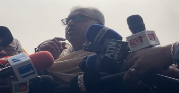 খালেদা জিয়ার সমাধিস্থলে শ্রদ্ধা জ্ঞাপনের পর বক্তব্য রাখছেন শামসুজ্জামান দুদু