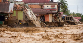 ইন্দোনেশিয়ায় বন্যায় মৃ'তে'র সংখ্যা ৪০০ ছাড়িয়েছে, শত শত মানুষ এখনো নি'খোঁ'জ